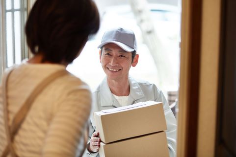 配達する人